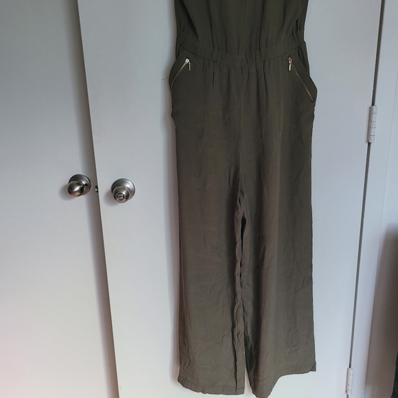 Jumpsuit with golden beads - Picture 2 of 9